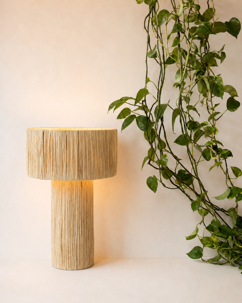 Raffia table lamp