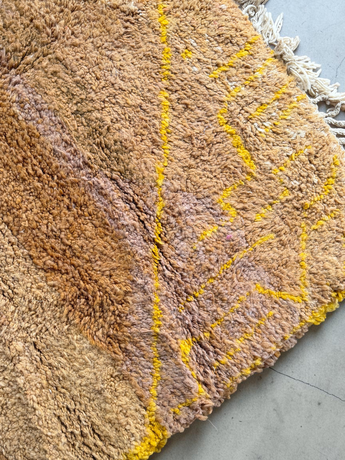 Tapis Beni Ouarain YAAS en laine naturelle noué à la main avec des motifs géométriques jaunes sur fond ocre et brun