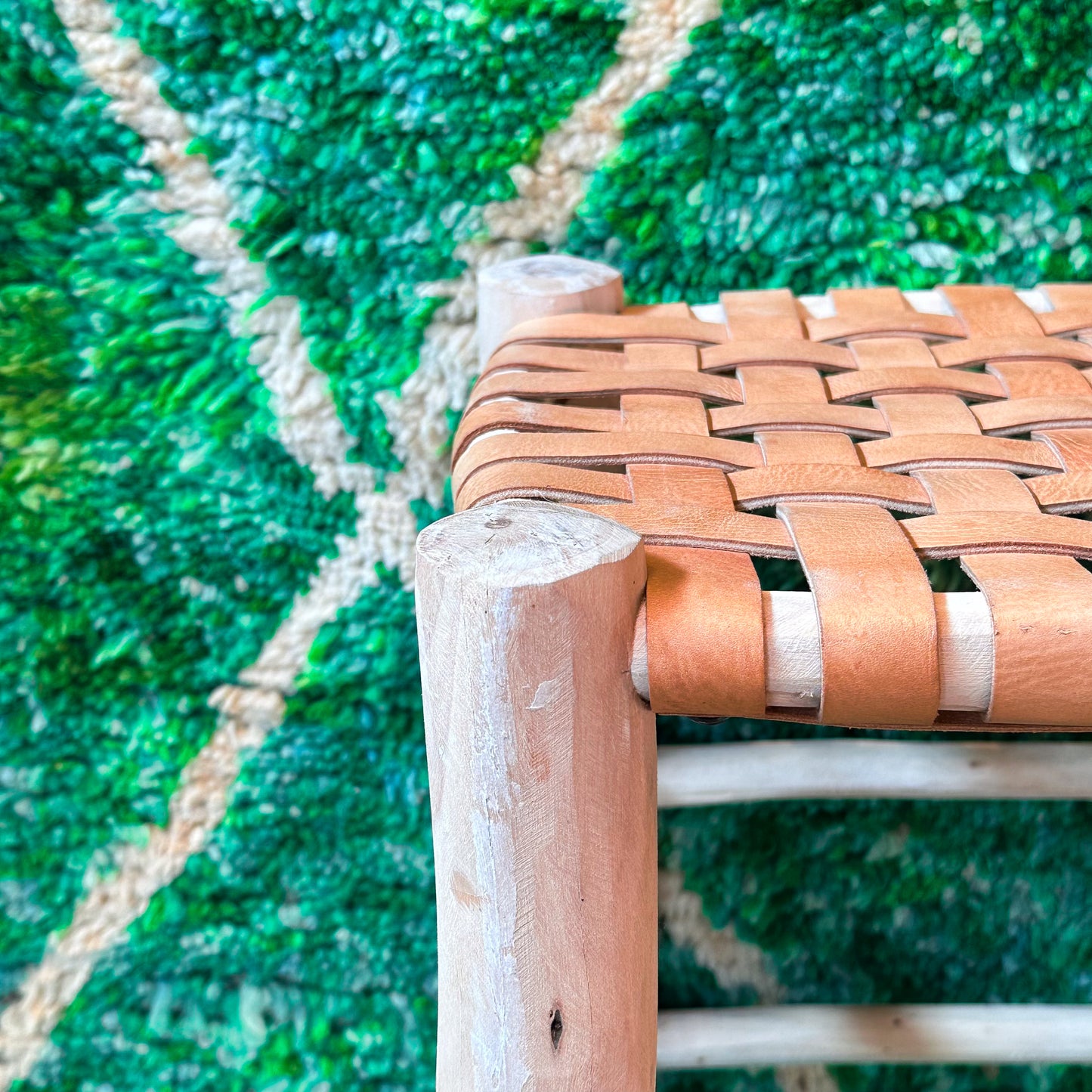 Tabouret en bois avec assise en cuir brut H40 cm