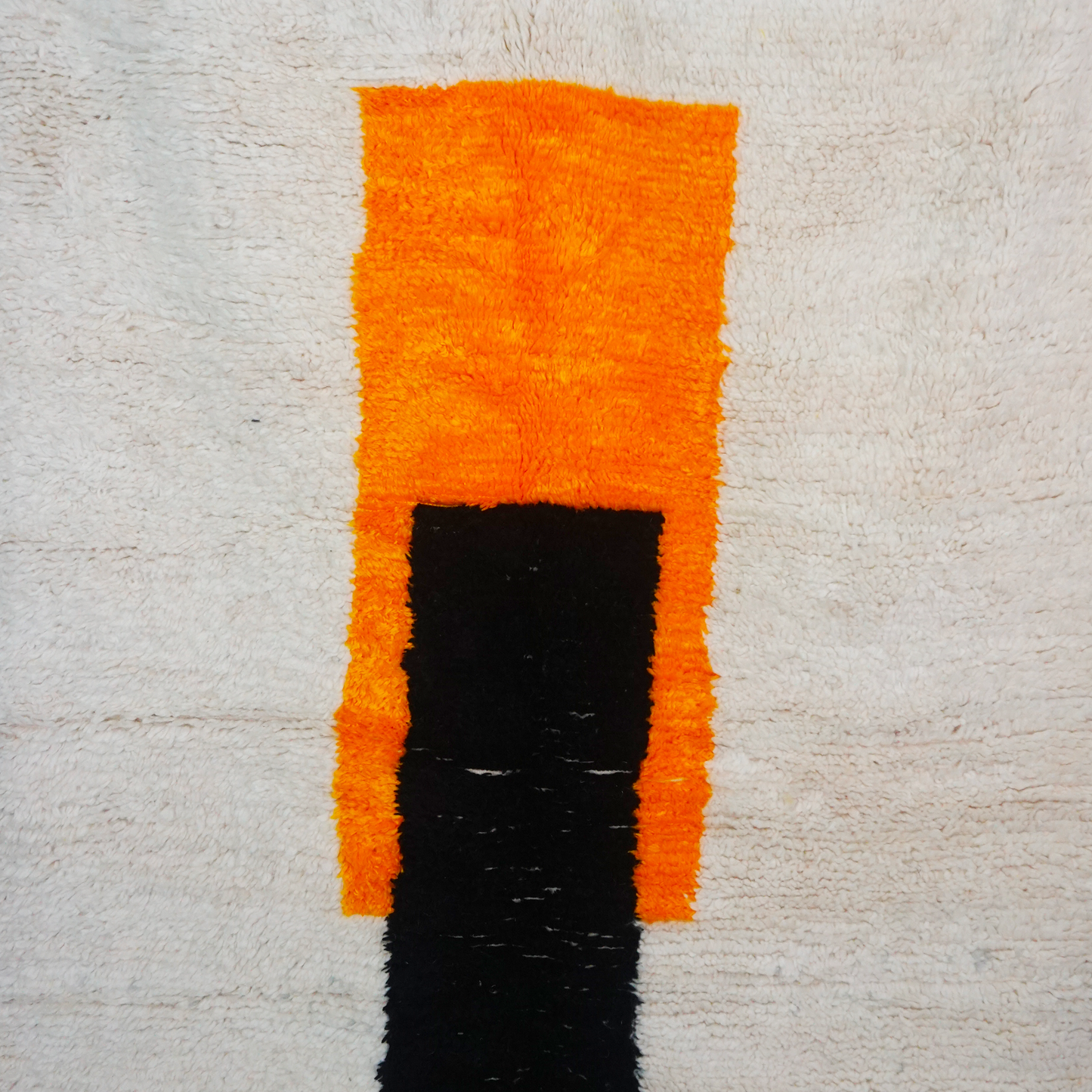 On pourrait décrire ce tapis berbère comme post-moderne et géométrique avec cette superposition de rectangles colorés. Il démontre une fois de plus la créativité de nos tisseuses berbères.