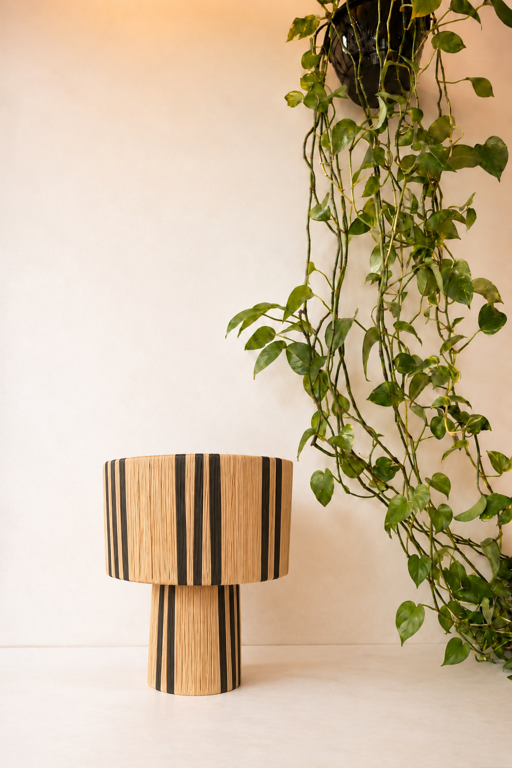 Raffia table lamp black and white