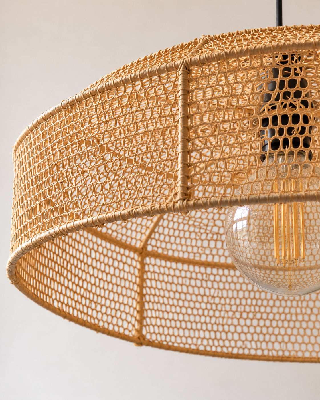 Raffia lamp