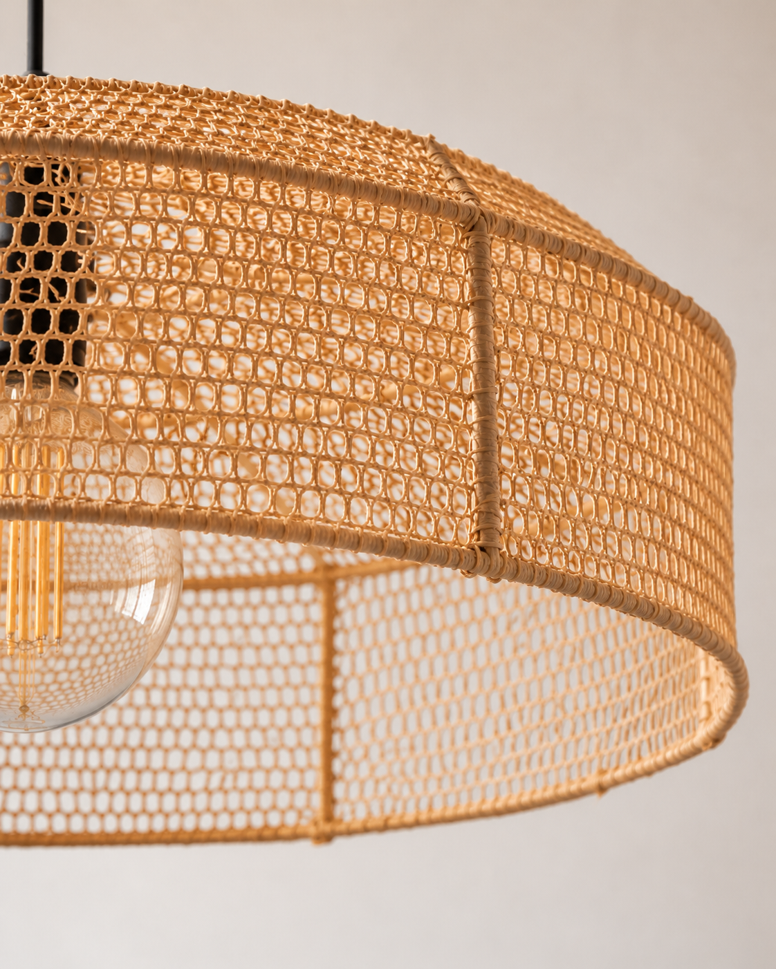 Raffia lamp