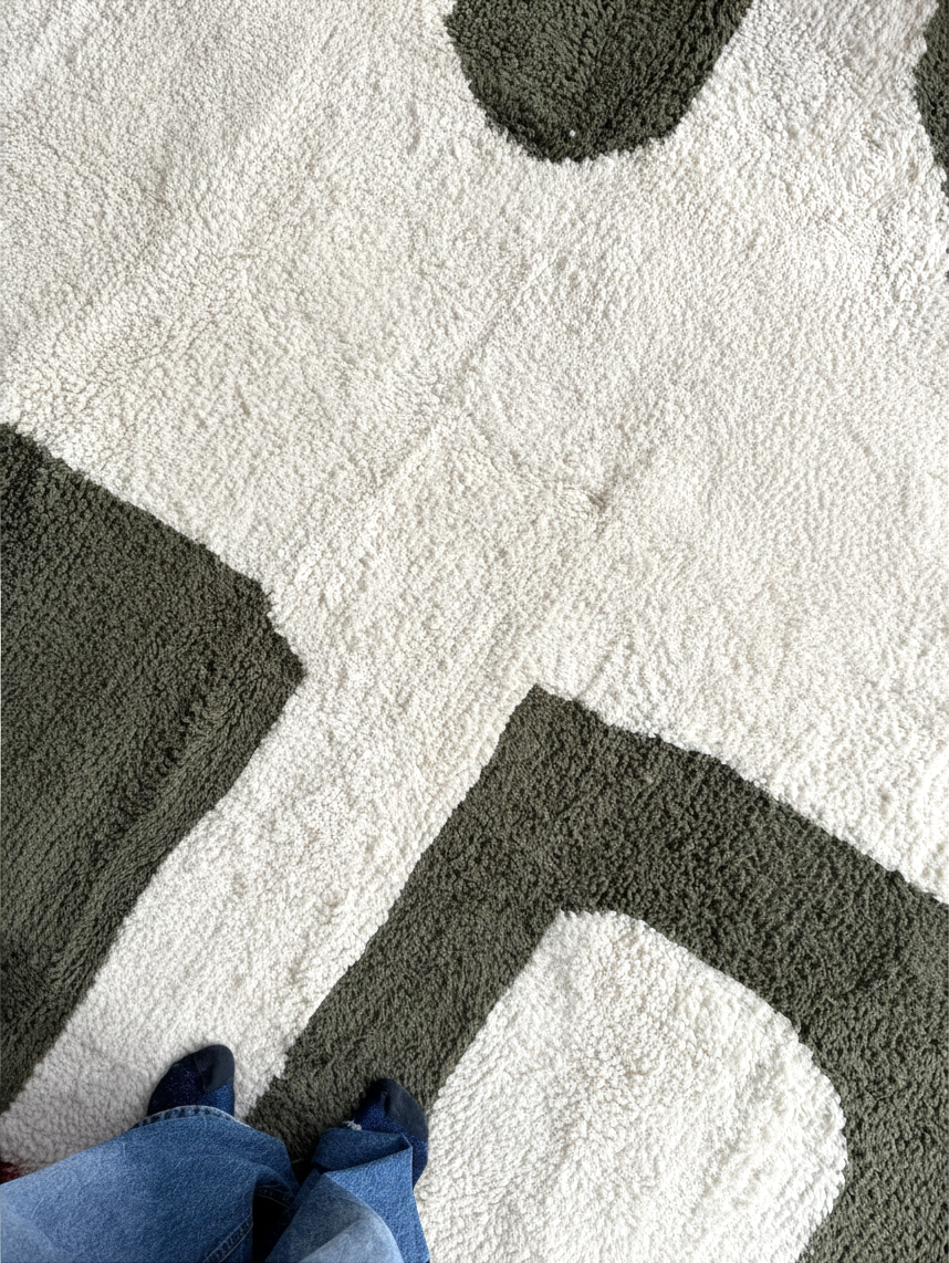 Tapis berbère YAAS en laine de mouton blanche et vert foncé avec motifs géométriques épais et texture douce