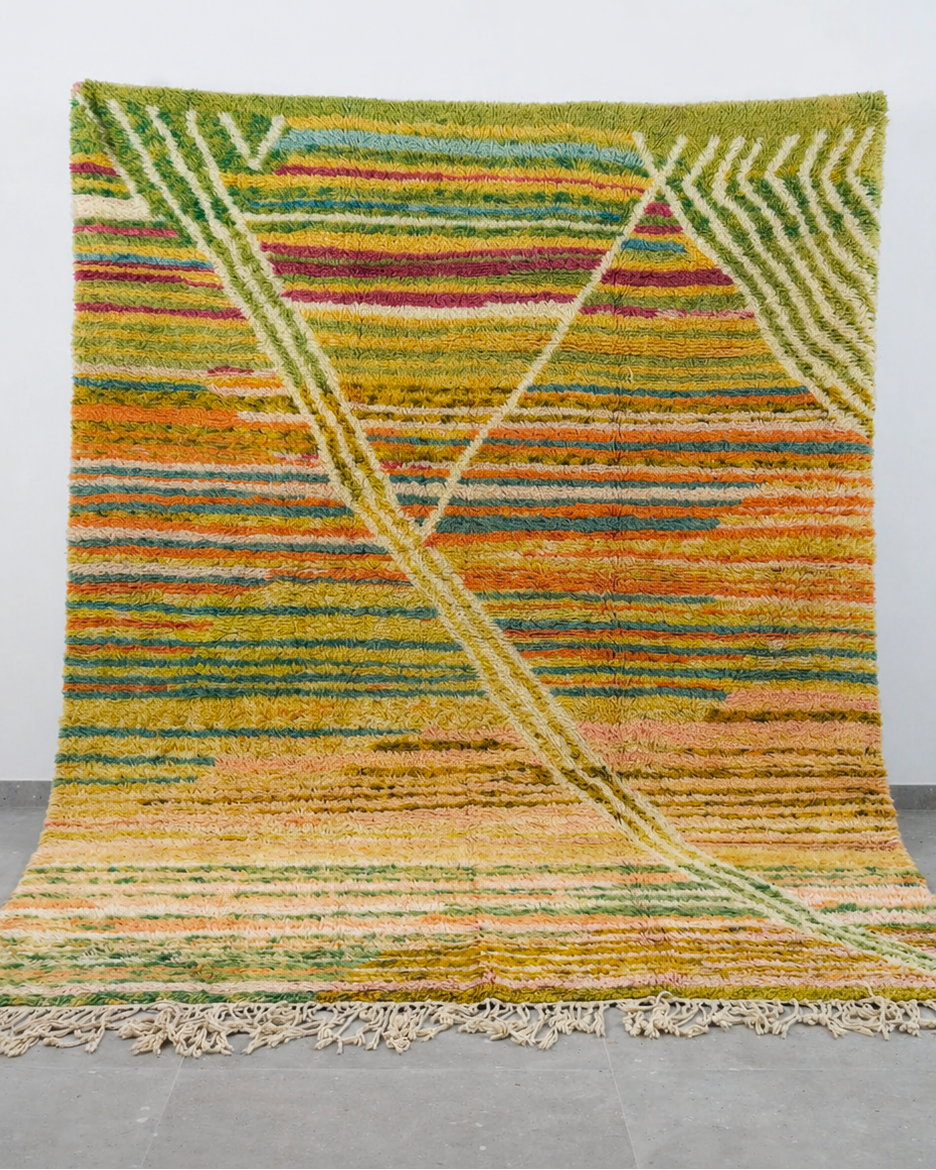 Tapis berbère Beni Ouarain coloré 340 × 250 cm vert olive et jaune, laine nouée main au Maroc