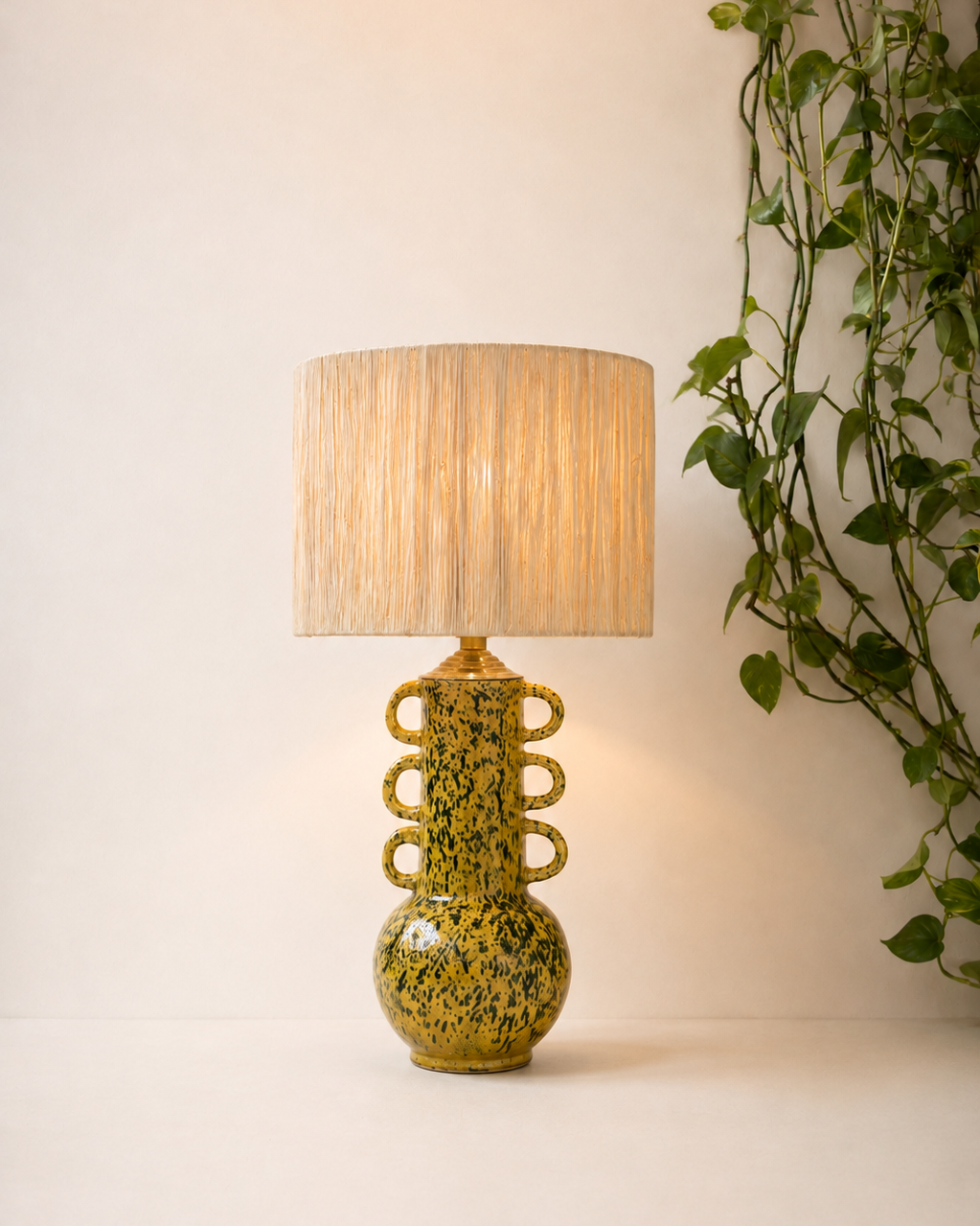 Raffia table lamp
