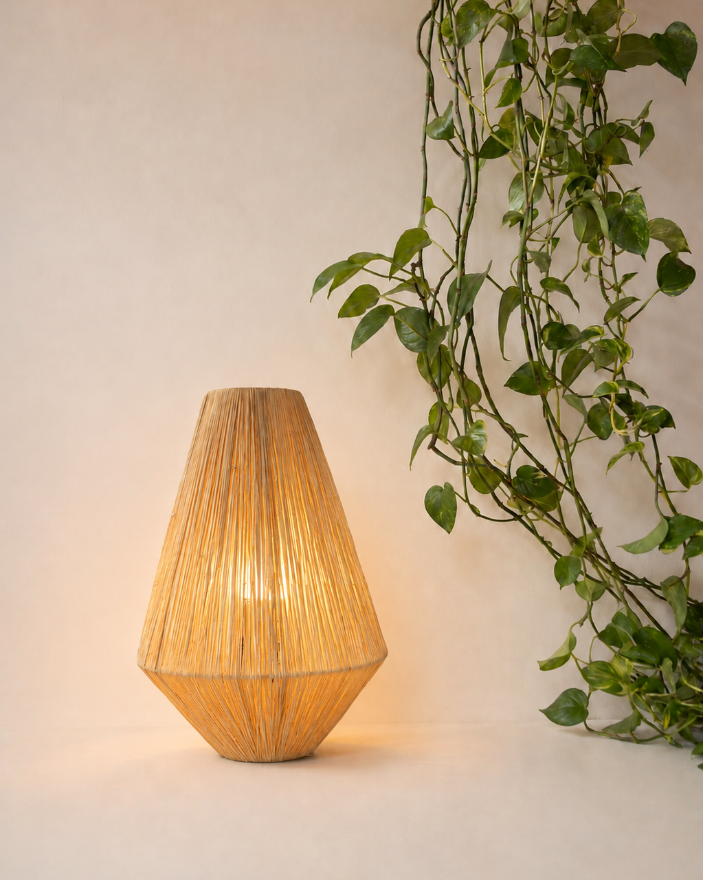 Raffia table lamp