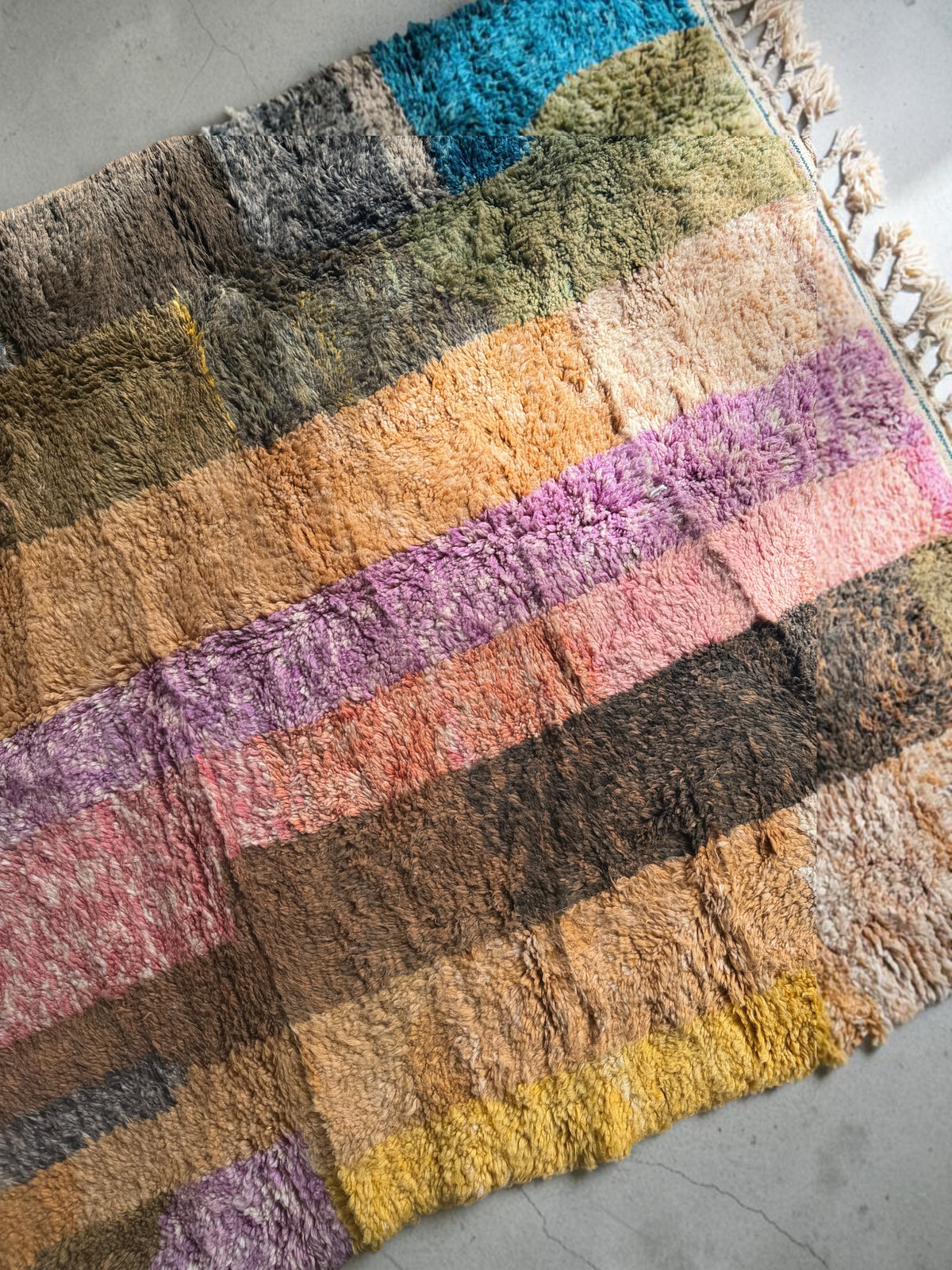 Tapis YAAS Beni Ouarain en laine artisanale avec des blocs rectangulaires colorés, rose, lavande, ocre et bleu sarcelle.