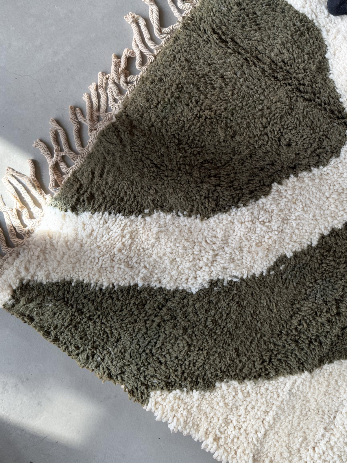 Tapis berbère YAAS en laine de mouton vert olive et crème avec motifs géométriques et franges artisanales