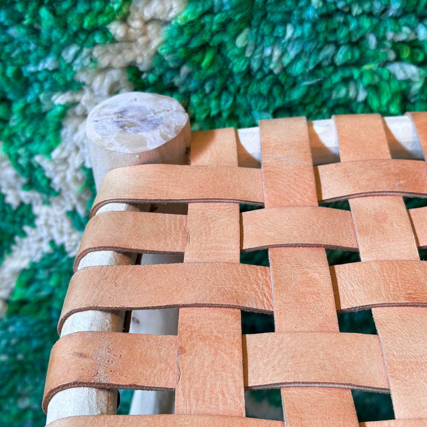 Tabouret en bois avec assise en cuir brut H40 cm