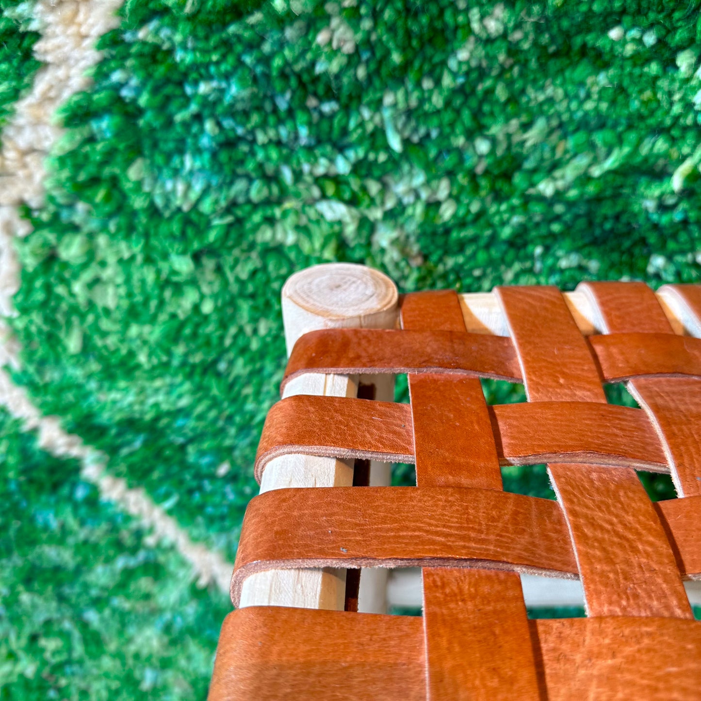 Tabouret en bois avec assise en cuir vernis H40 cm