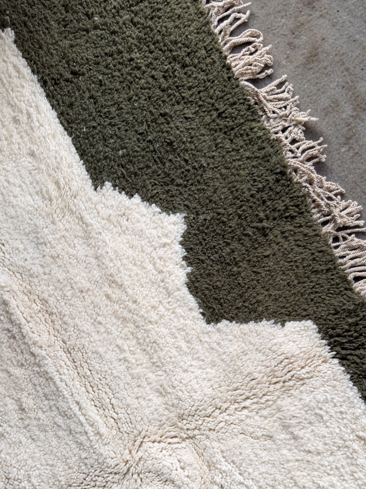 Tapis YAAS Alya noué à la main en laine naturelle vert olive et crème avec des détails à franges