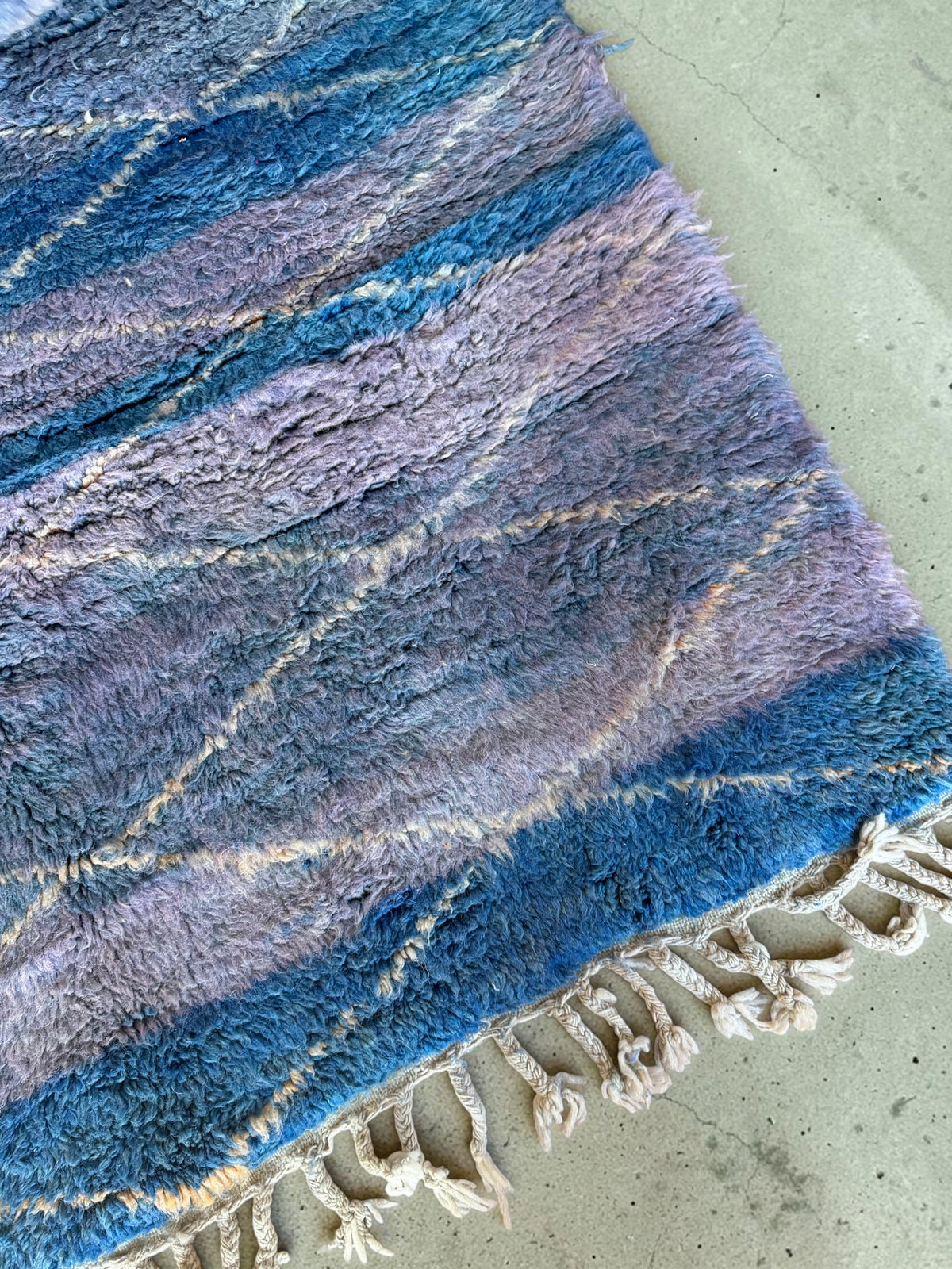 Tapis Beni Ouarain YAAS en laine artisanale avec dégradé bleu ciel et lavande et motifs losanges ivoire