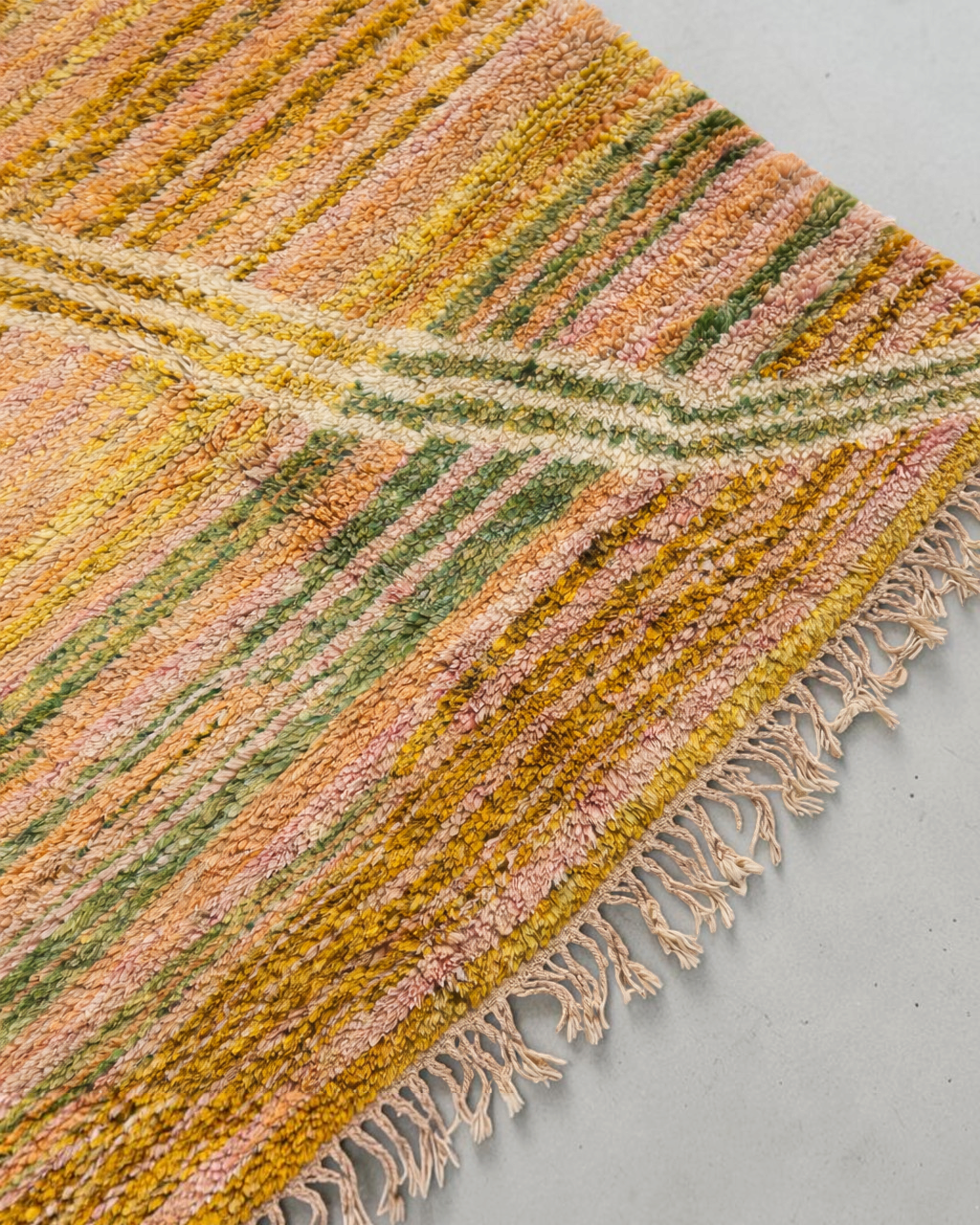Tapis Beni Ouarain YAAS en laine artisanale aux rayures multicolores vert olive, jaune doré, corail et ivoire