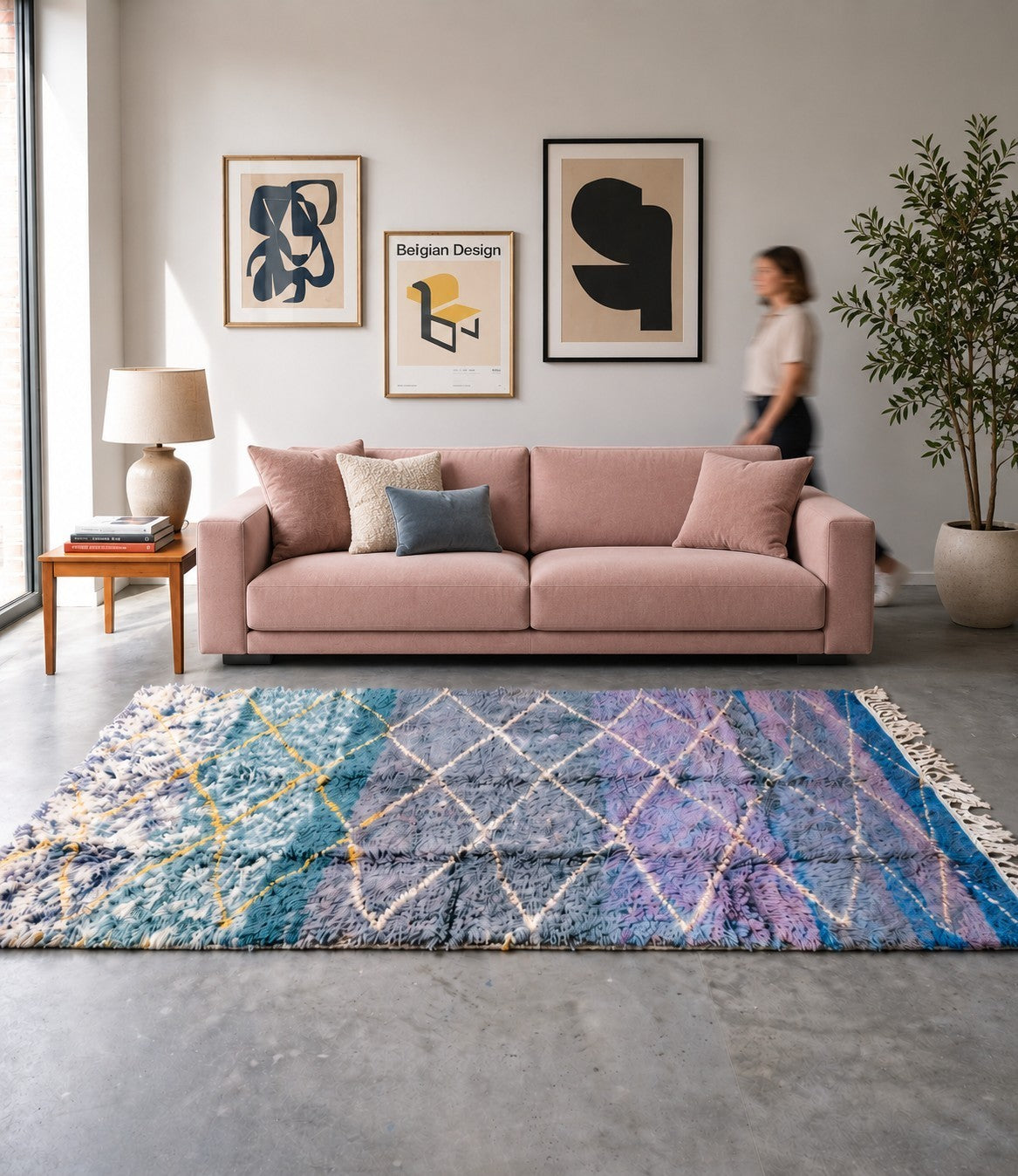 Tapis Beni Ouarain YAAS en laine artisanale avec dégradé bleu ciel et lavande et motifs losanges ivoire dans un salon