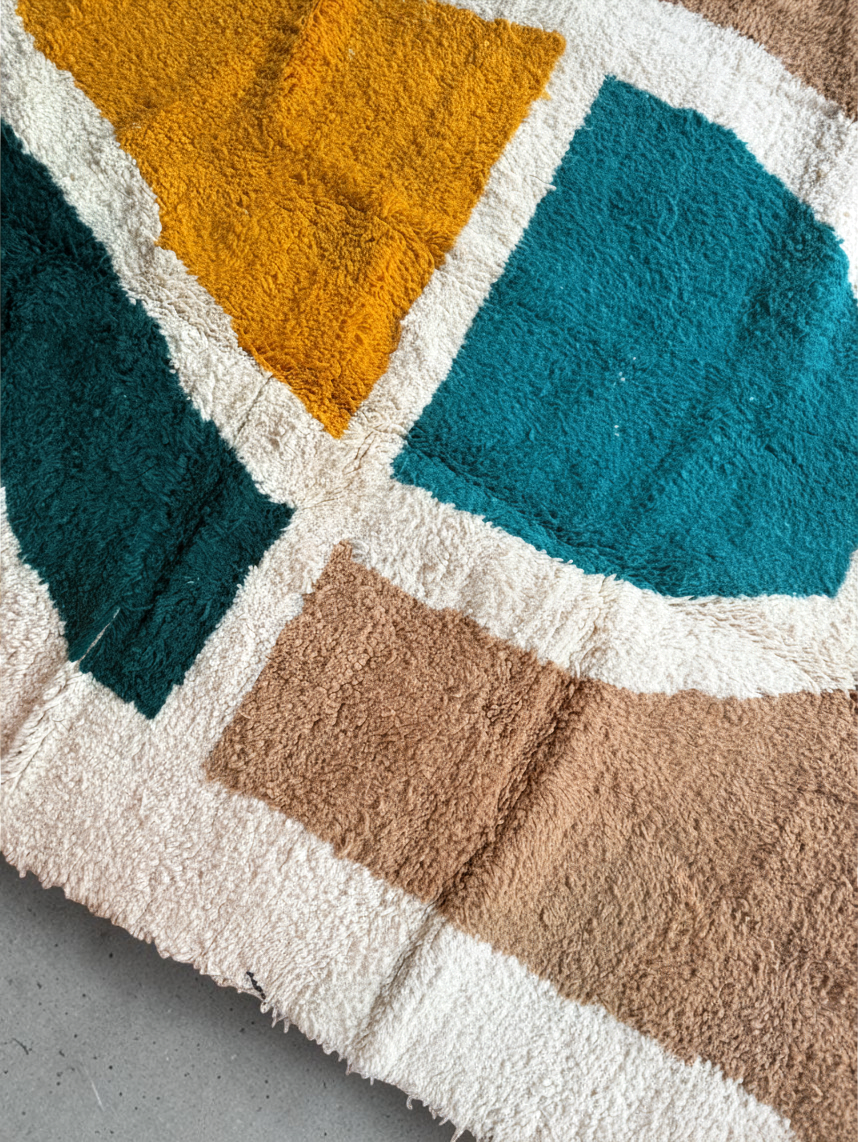 Tapis Beni Ouarain YAAS en laine artisanale avec motifs géométriques colorés terracotta, bleu et ocre