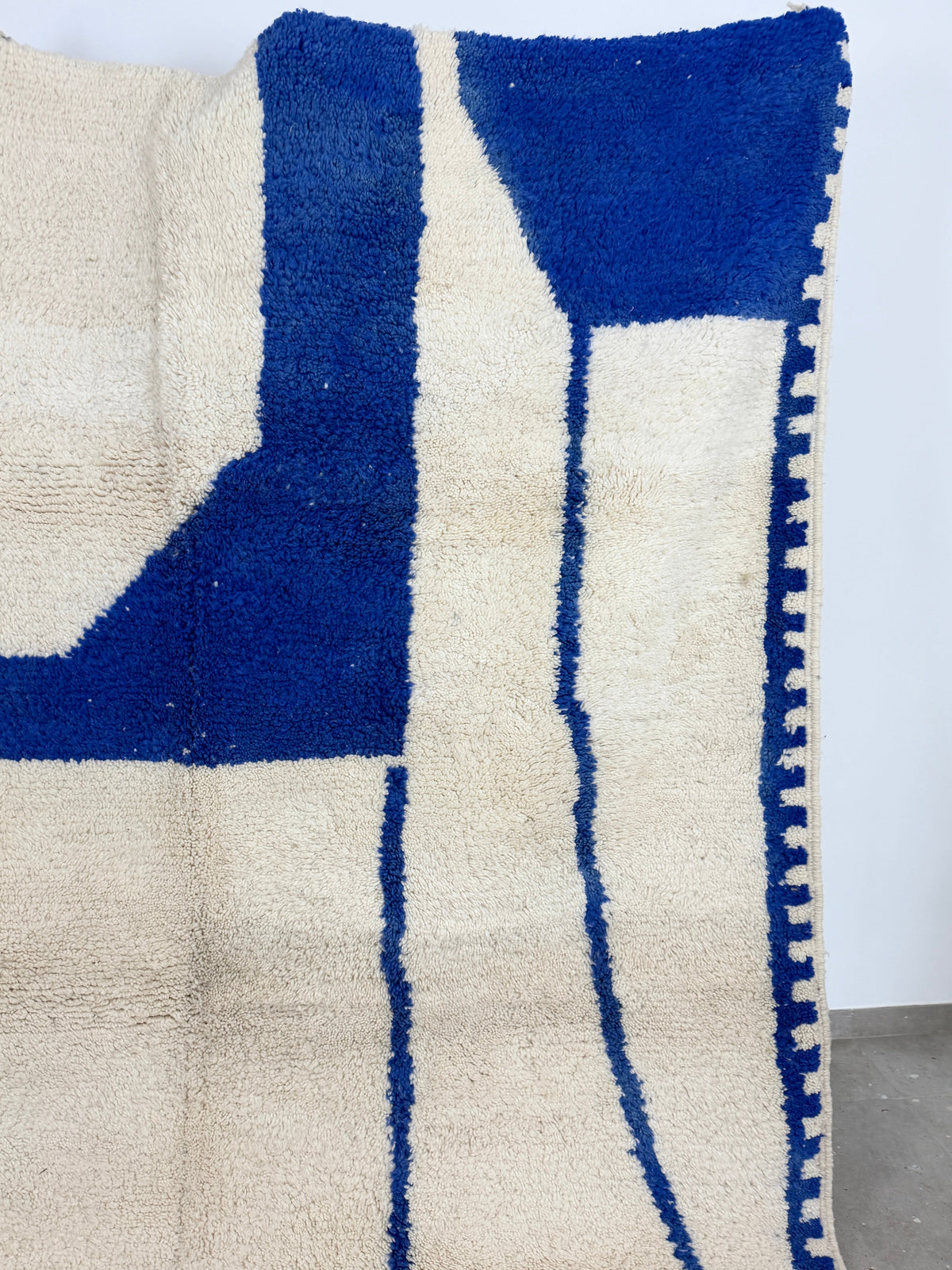 Tapis en laine YAAS x UHORAKEYE blanc et bleu à motifs géométriques abstraits, texture épaisse et artisanale