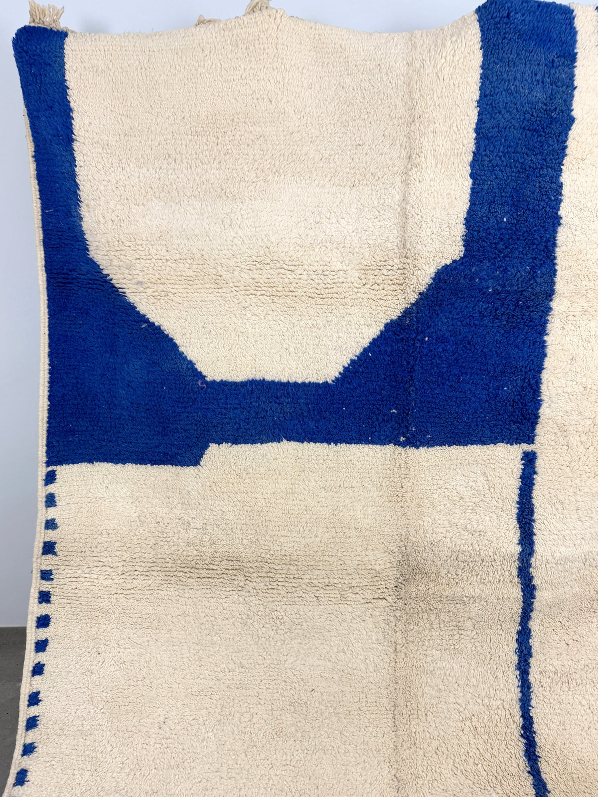 Tapis en laine YAAS x UHORAKEYE blanc cassé avec motifs géométriques abstraits bleu profond