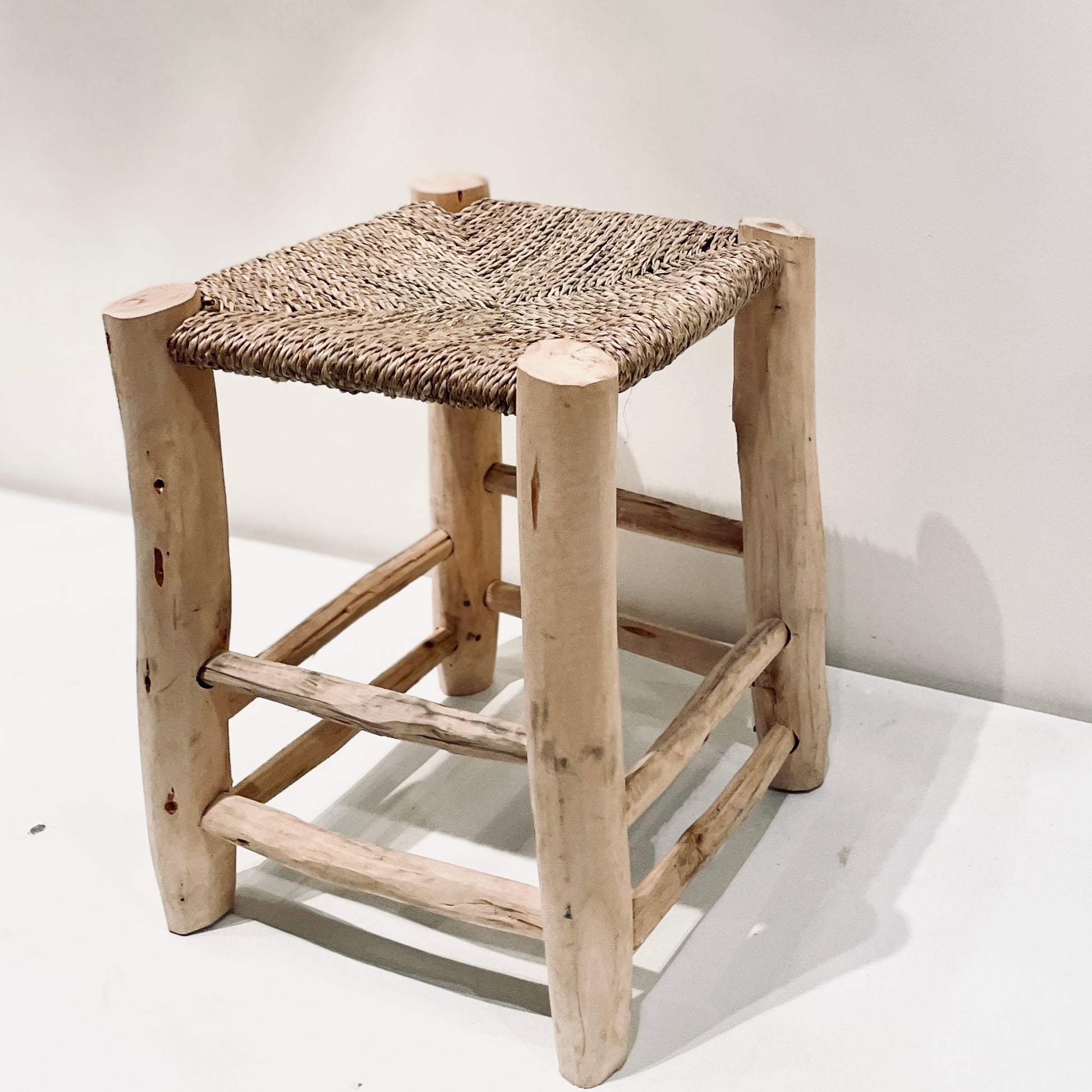 Tabouret en bois avec assise en paille – YAAS