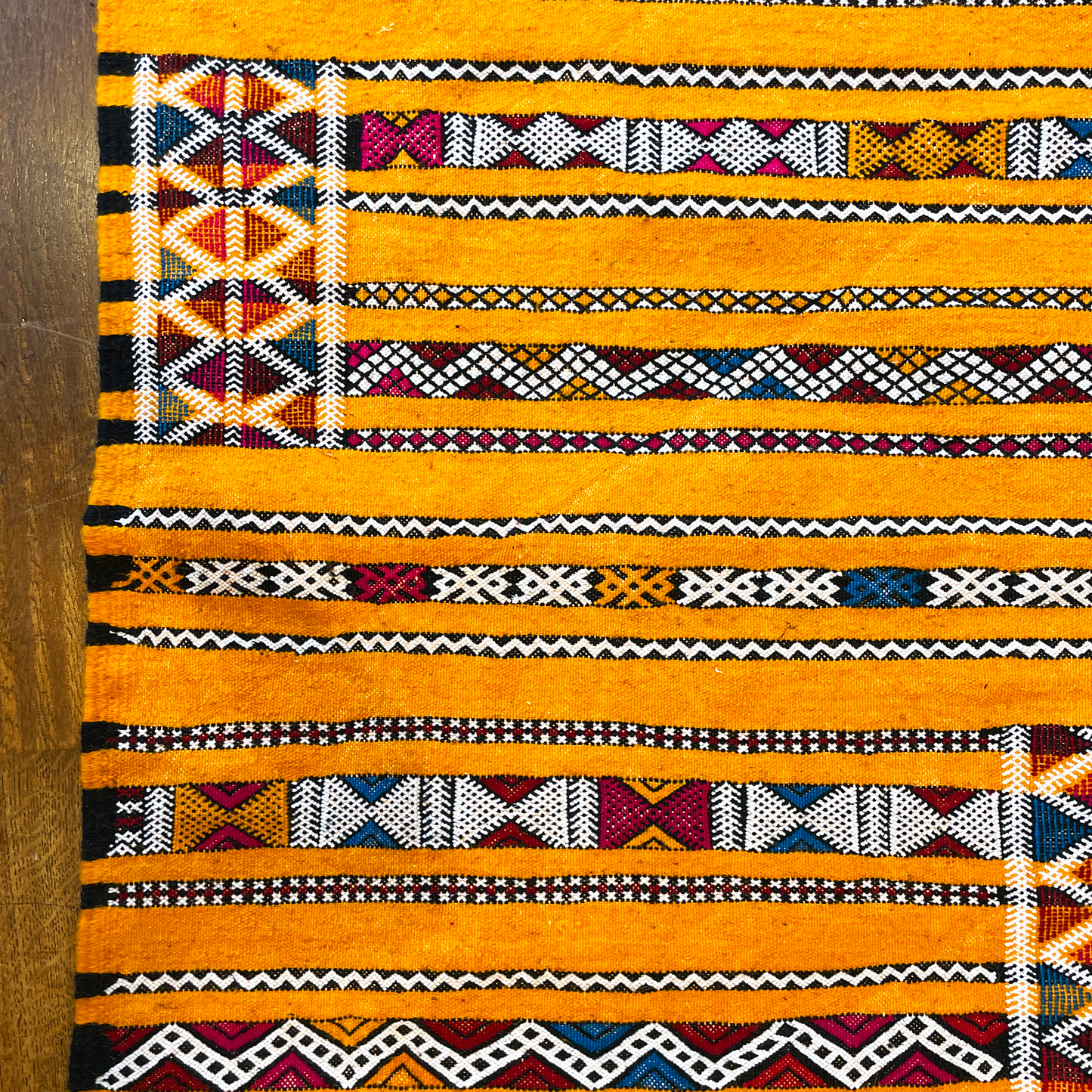tapis bruxelles, tapis kilim, tapis jaune, tapis coloré, tapis laine courte, tapis bruxelles