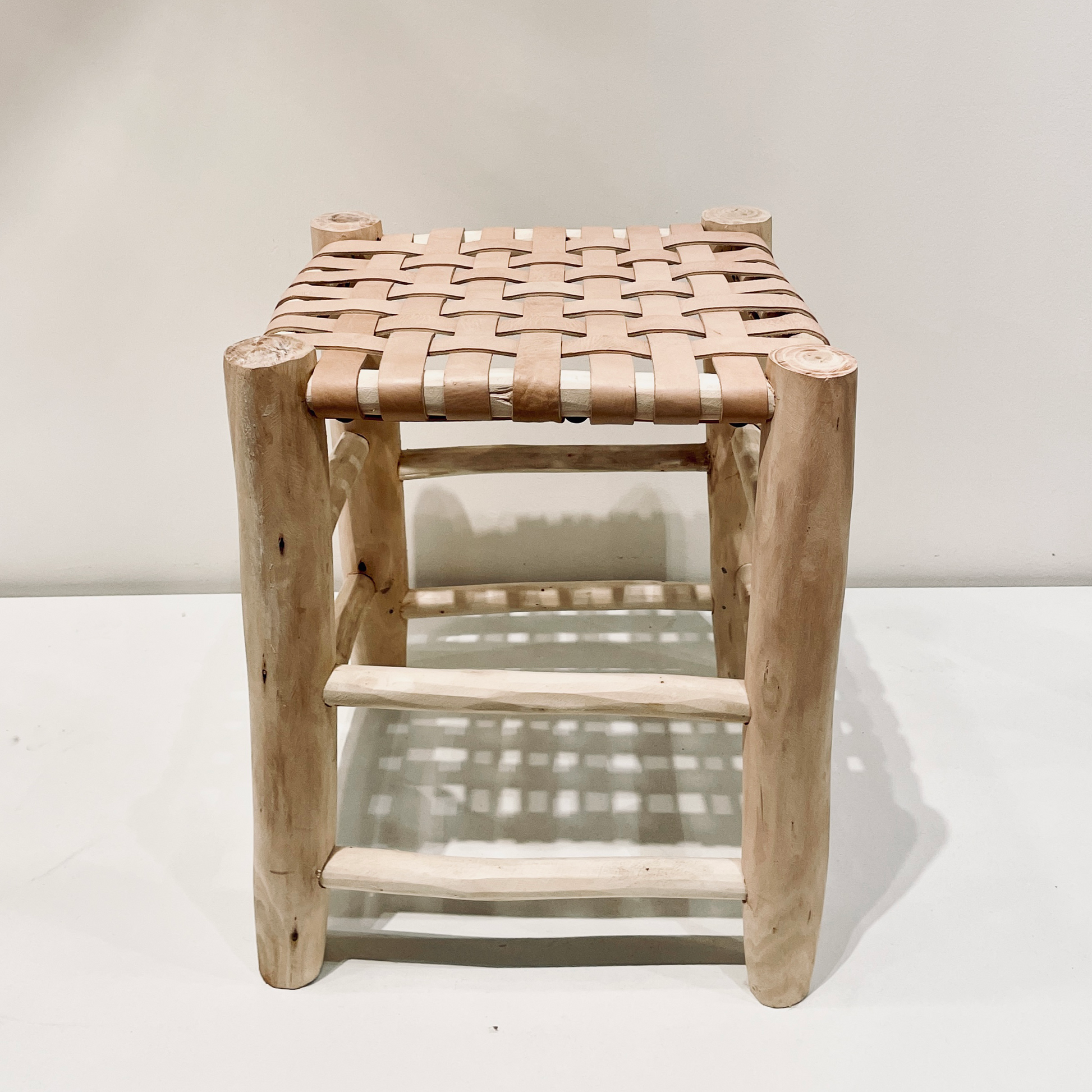 Tabouret en bois avec assise en cuir – YAAS